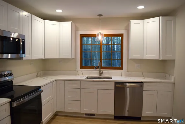 $479,000 | 10 Meeting House Road, Barkhamsted, CT 06063