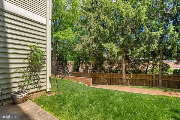 a view of a back yard