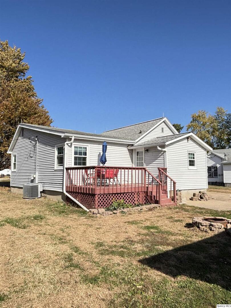 41 Main Street Carthage, IL 62321 - Photo 4 of 27 a view of a house with a big yard