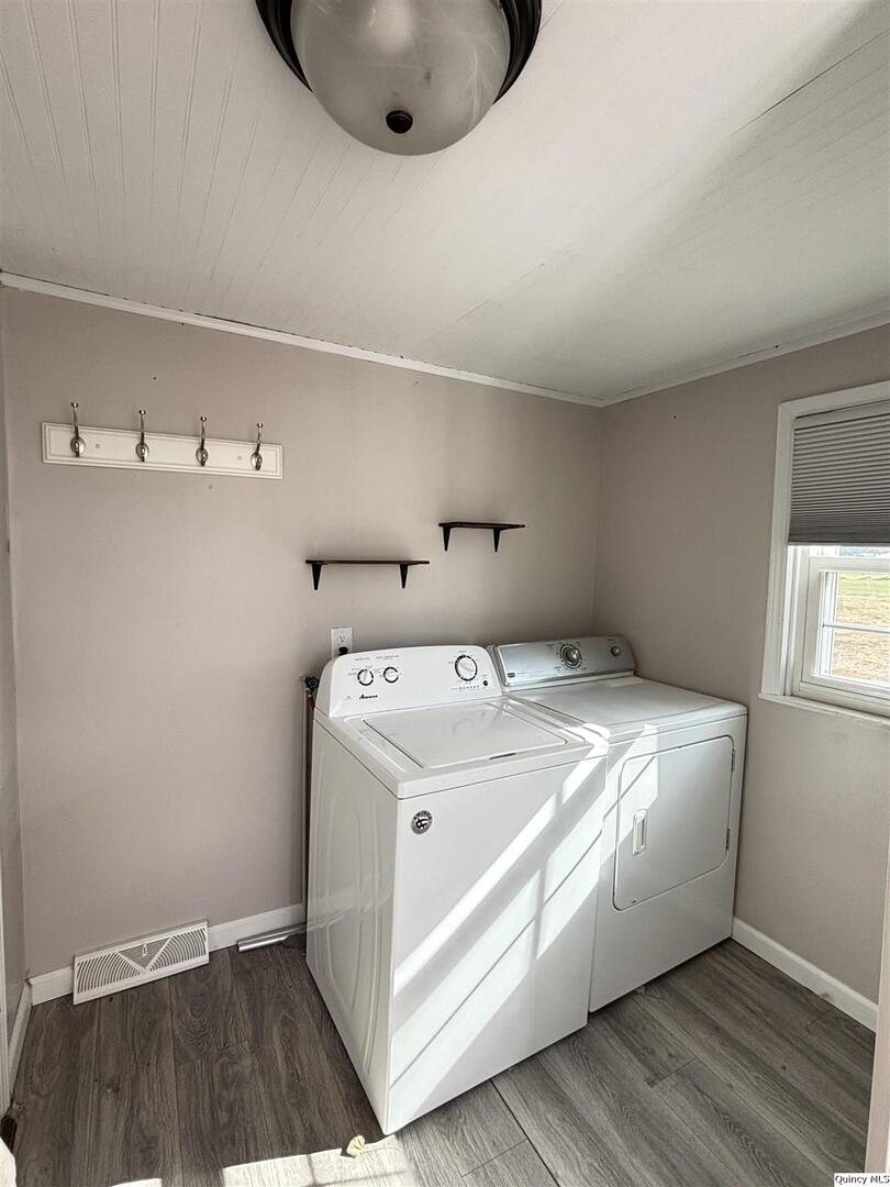 41 Main Street Carthage, IL 62321 - Photo 5 of 27 a utility room with washer and dryer