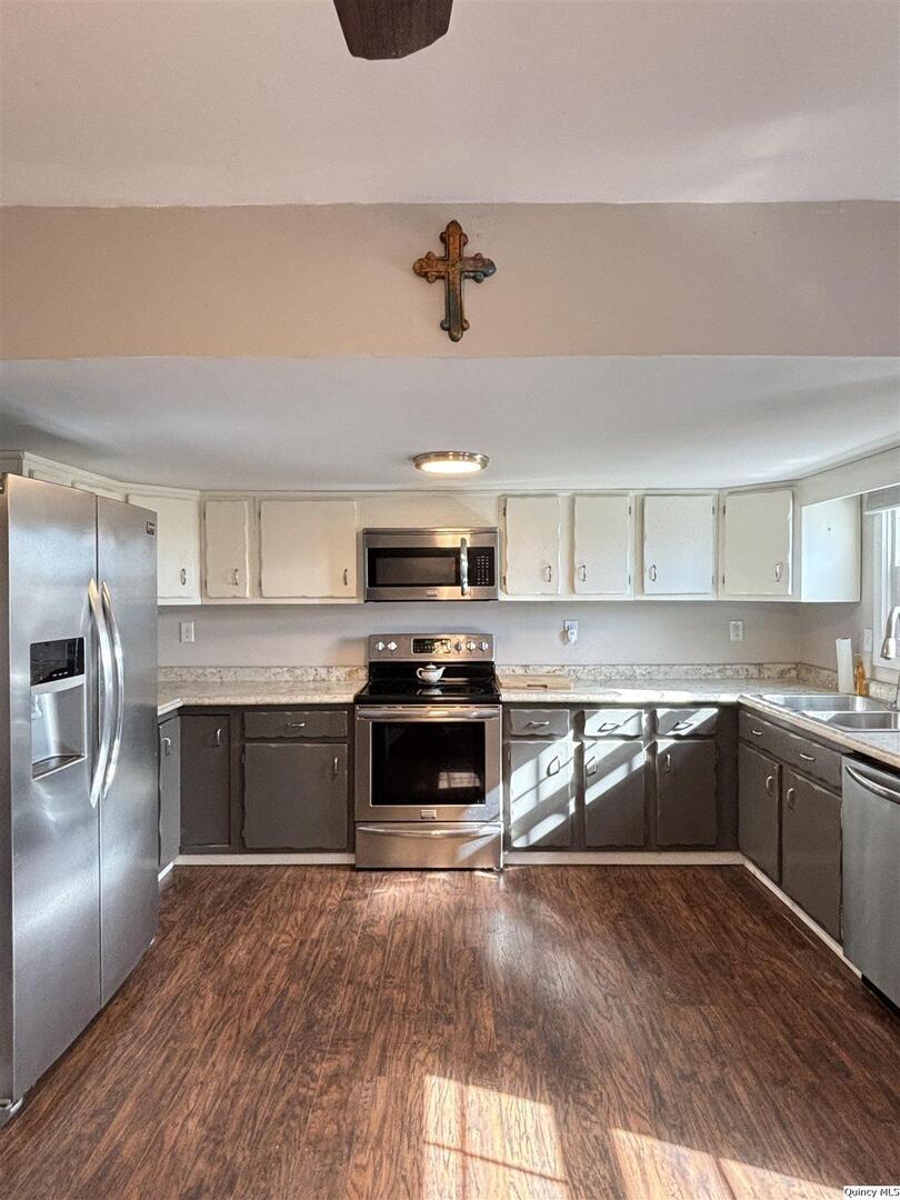 41 Main Street Carthage, IL 62321 - Photo 8 of 27 a kitchen with granite countertop a stove top oven and cabinets