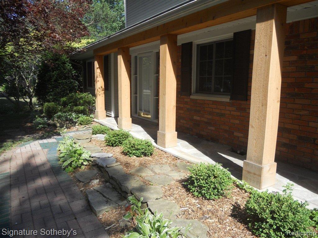6260 Middle Lake Road Clarkston, MI 48346 - Photo 2 of 21 Beautiful Approach