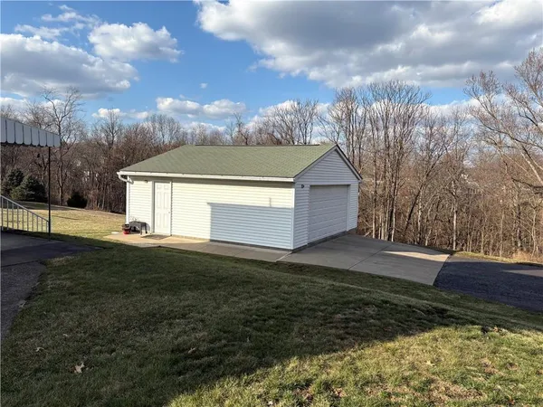 a view of a yard with a house