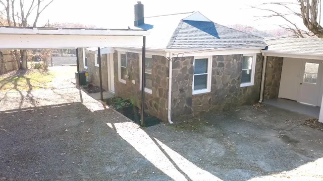 a view of a house with backyard