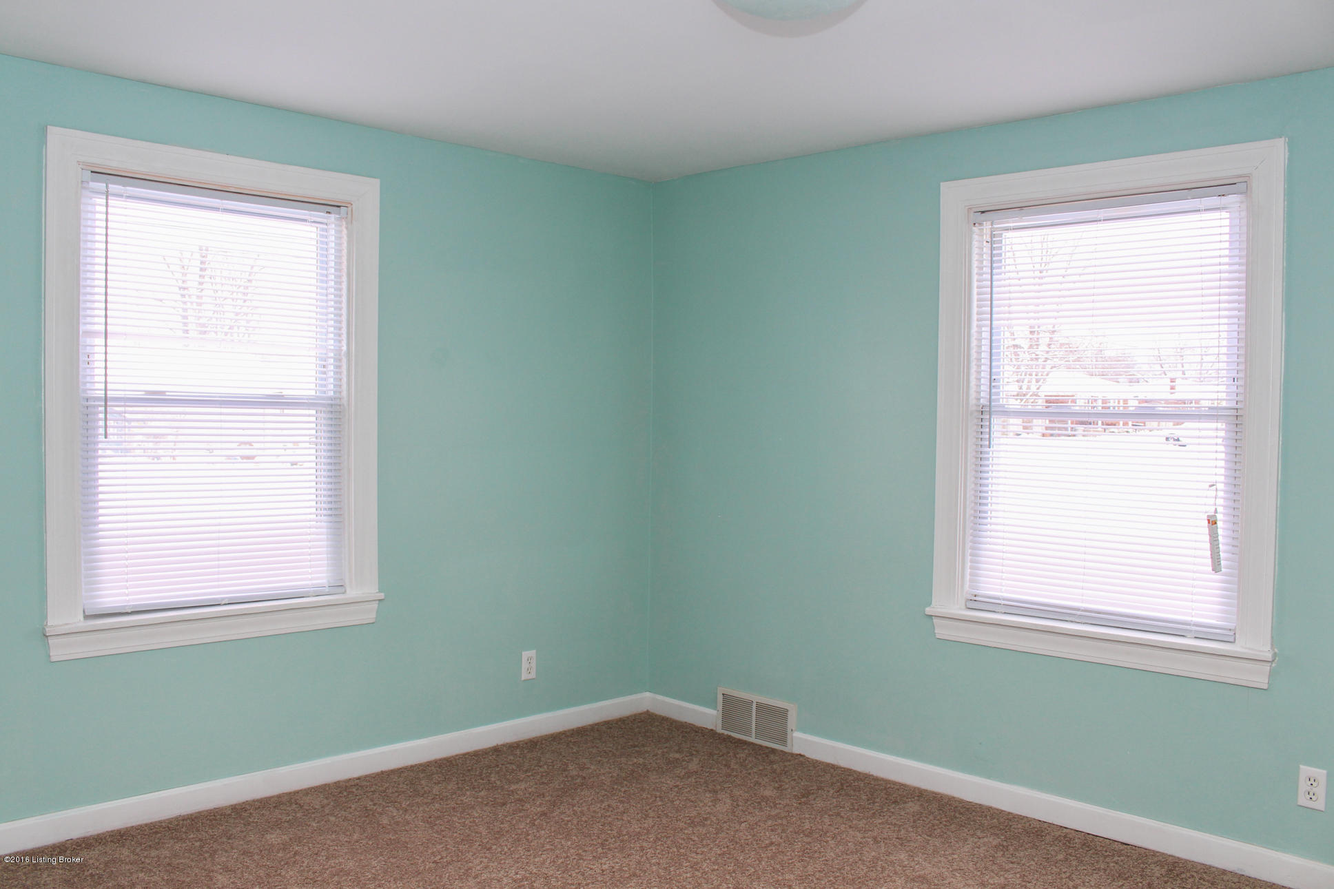 4628 Dover Road Louisville, KY 40216 - Photo 15 of 27 IMG_7670