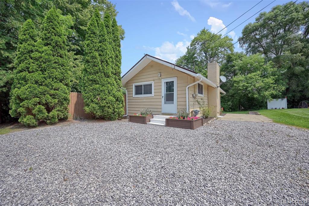 1712 Rochester Road Leonard, MI 48367 - Photo 2 of 29