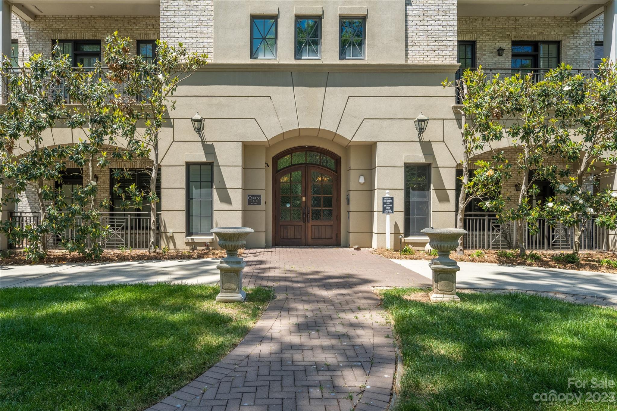 626 Queens Road, Unit 303 Charlotte, NC 28207 - Photo 5 of 41 a front view of a building with garden