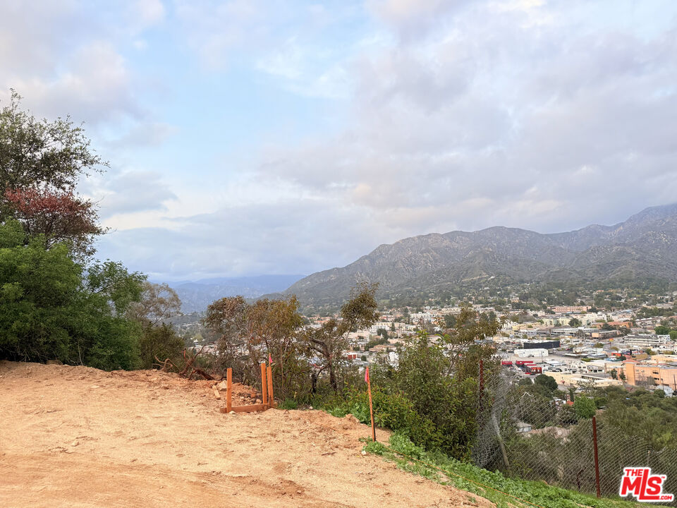 9741 North Estaban Way Tujunga, CA 91042 - Photo 4 of 6