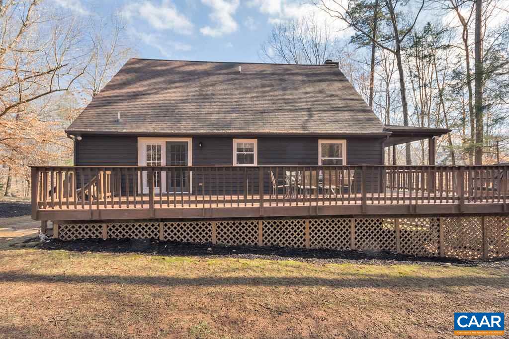 30 East Point Road Palmyra, VA 22963 - Photo 4 of 38 a front view of a house with a garden