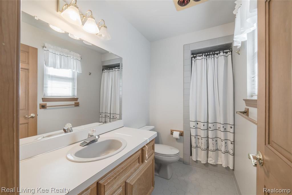 1242 Ruby Avenue Rochester Hills, MI 48309 - Photo 26 of 35