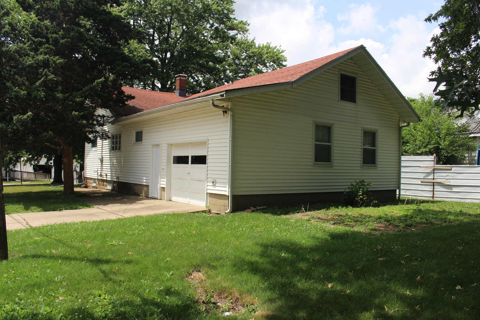 426 South Clinton Street Clinton, IL 61727 - Photo 4 of 27