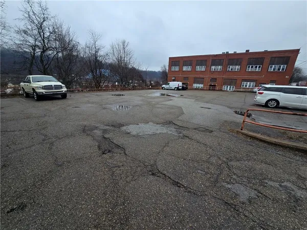 $775 | 210 5th Avenue, Unit 16, Elizabeth, PA 15037