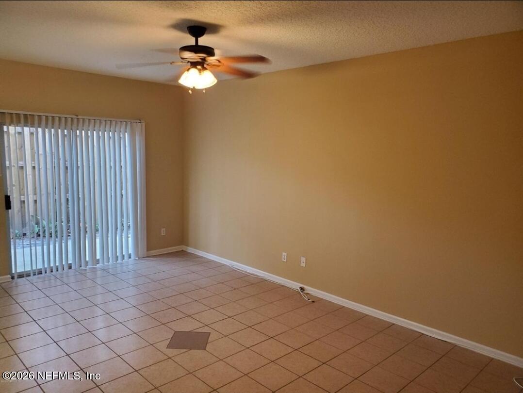 5260 Collins Road, Unit 1303 Jacksonville, FL 32244 - Photo 5 of 11 Living/dining area