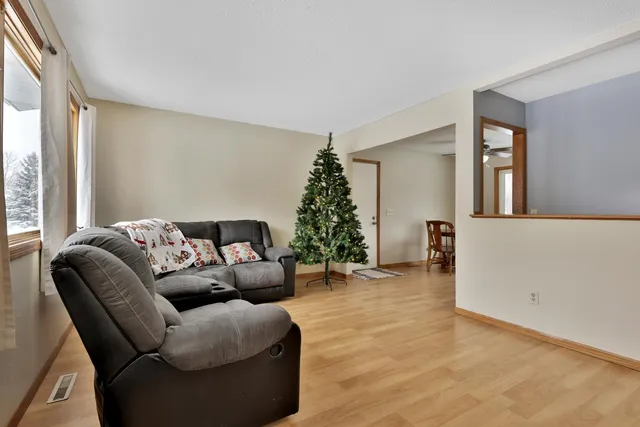 $275,000 | 30125 Ridgewood Avenue, Shafer, MN 55074