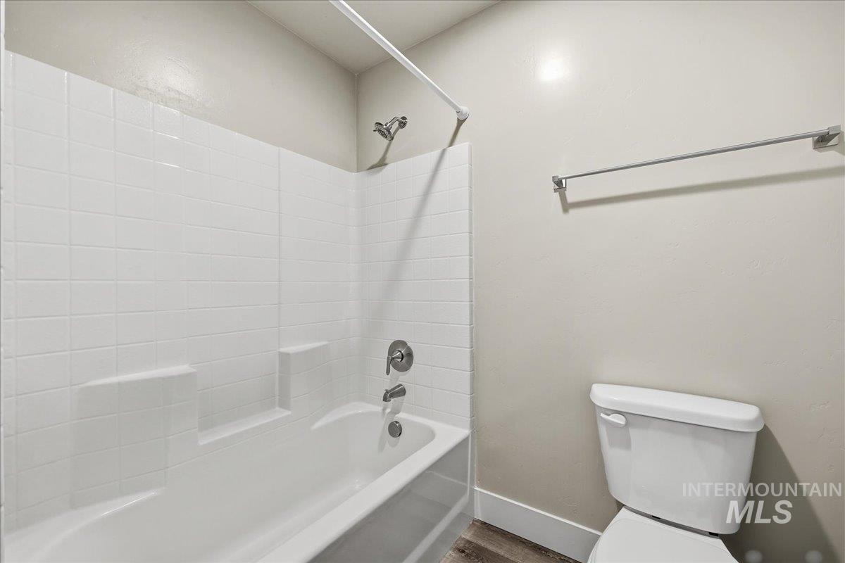 92 South Ravine Way Nampa, ID 83687 - Photo 25 of 29 Full bathroom with bathing tub / shower combination and toilet