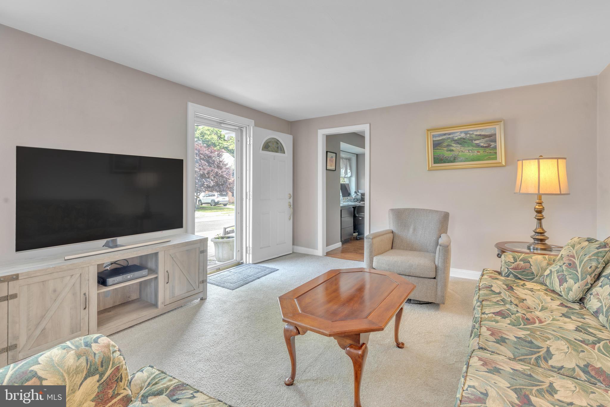 507 Shelbourne Road Havertown, PA 19083 - Photo 7 of 31 Living Room