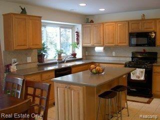 Kitchen w/Upgraded Maple Cabs