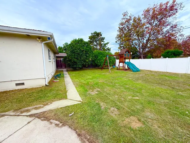 a view of a backyard