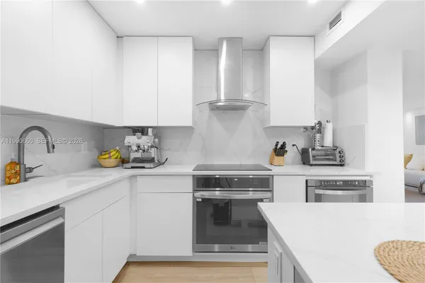 $3,500 | 5161 Collins Avenue, Unit 411, Miami Beach, FL 33140