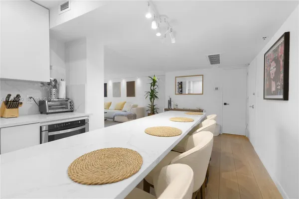 $3,500 | 5161 Collins Avenue, Unit 411, Miami Beach, FL 33140