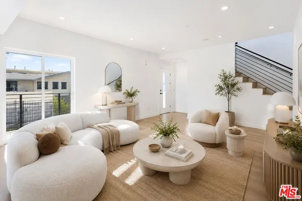 $6,295 | 2115 1/2 Beachwood Terrace, Los Angeles, CA 90068