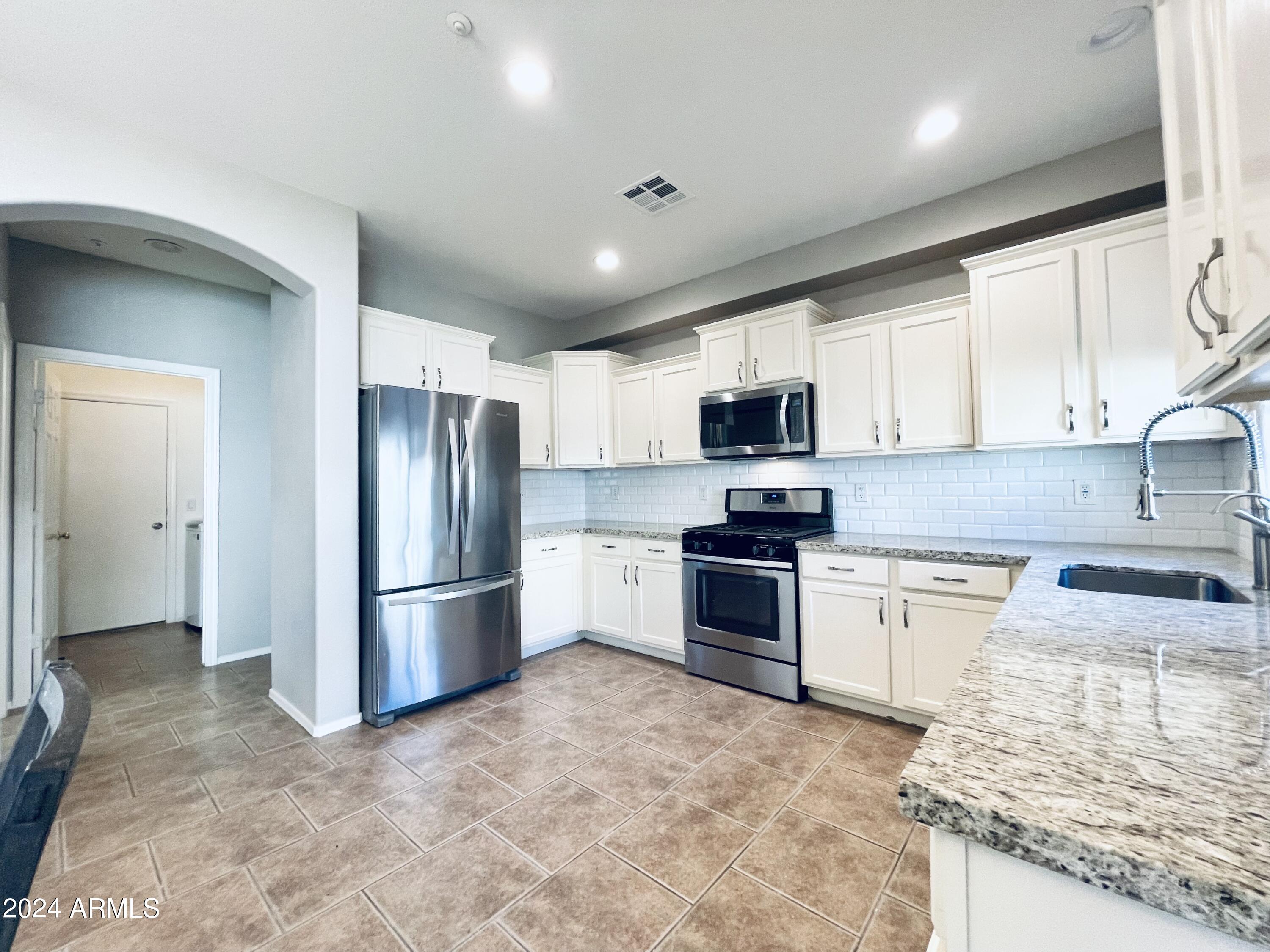 2857 South Granite Street Gilbert, AZ 85295 - Photo 7 of 23 Bright Kitchen