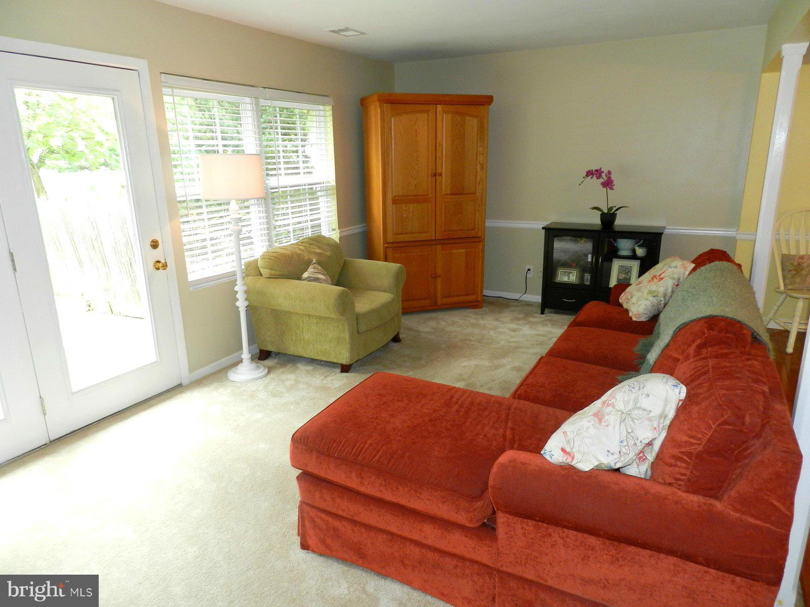 17426 Hoskinson Road Poolesville, MD 20837 - Photo 15 of 29 Living Room