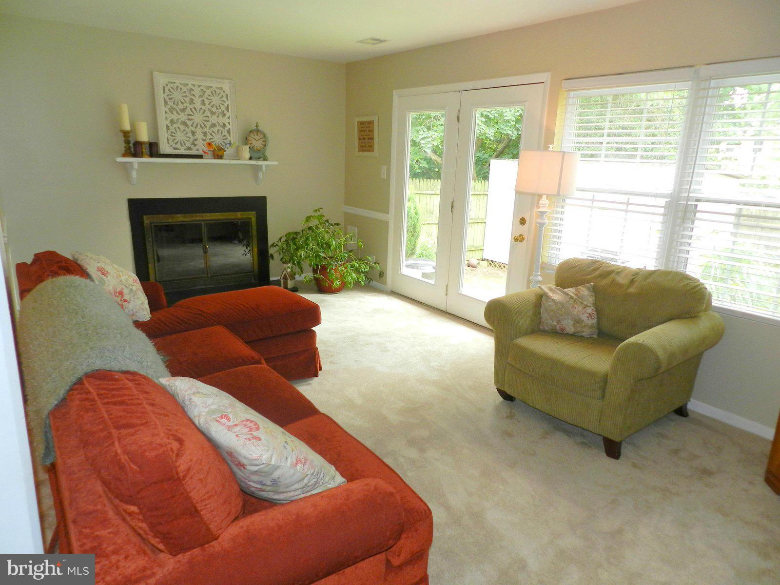 17426 Hoskinson Road Poolesville, MD 20837 - Photo 16 of 29 Living Room
