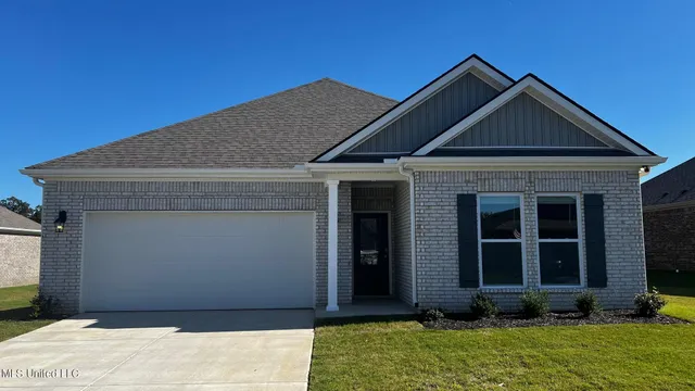 $329,990 | 73 Pickwick Place, Byhalia, MS 38611