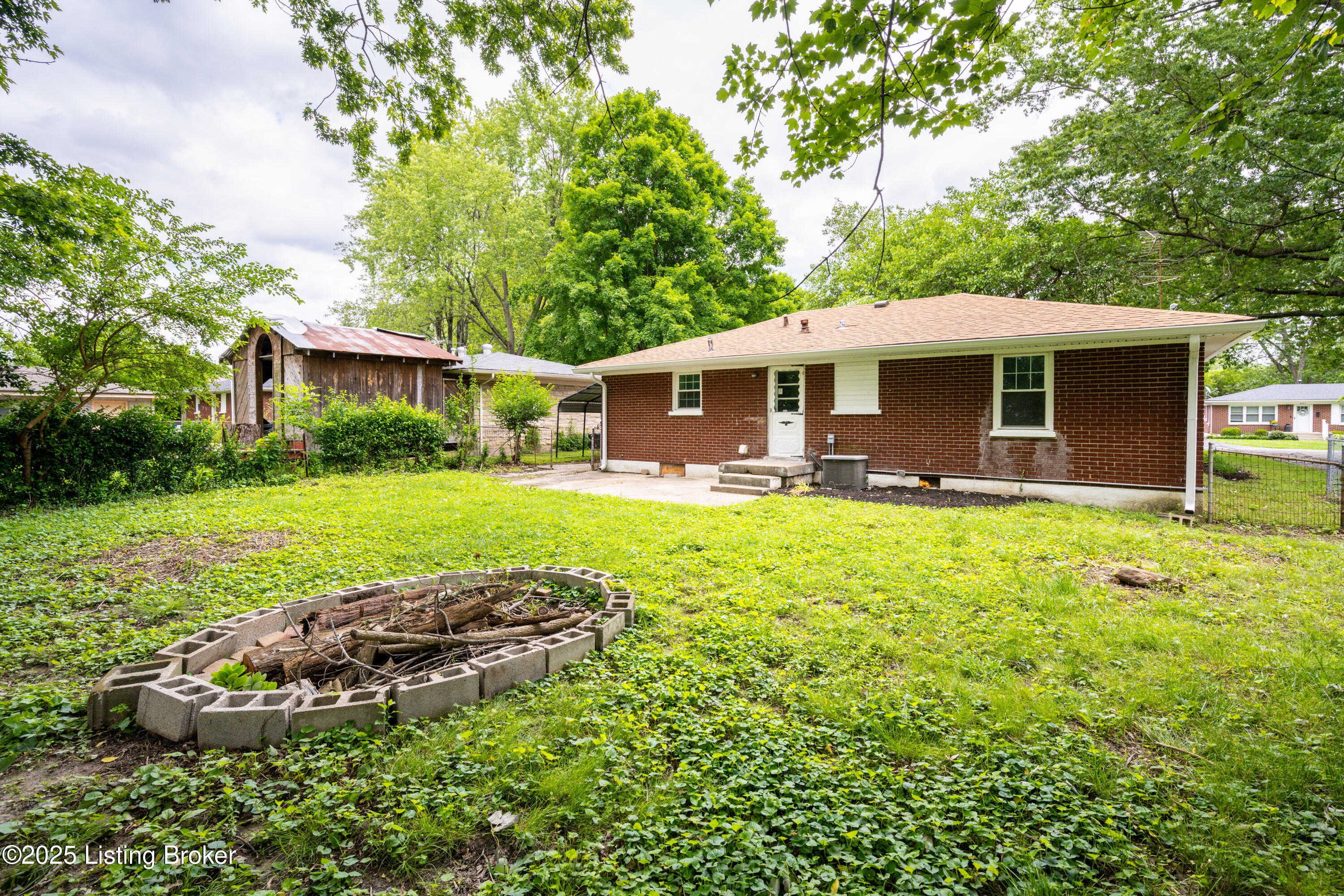 8486 Robbins Road Louisville, KY 40258 - Photo 4 of 28 DHI-104