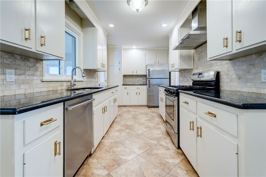 317 Tobin Road Pittsford, NY 14467 - Photo 5 of 37