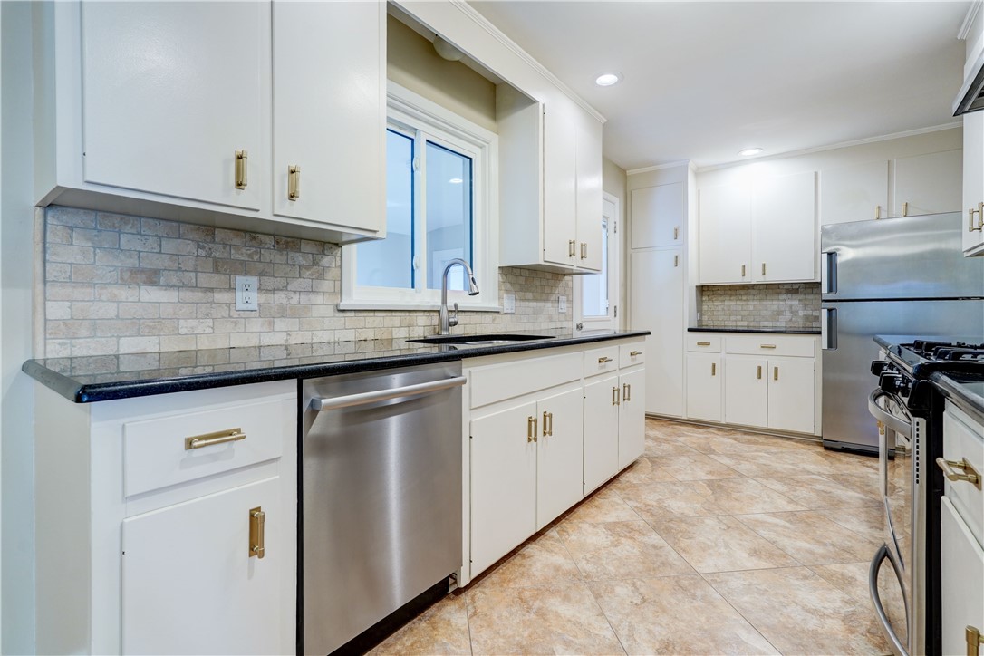 317 Tobin Road Pittsford, NY 14467 - Photo 6 of 37