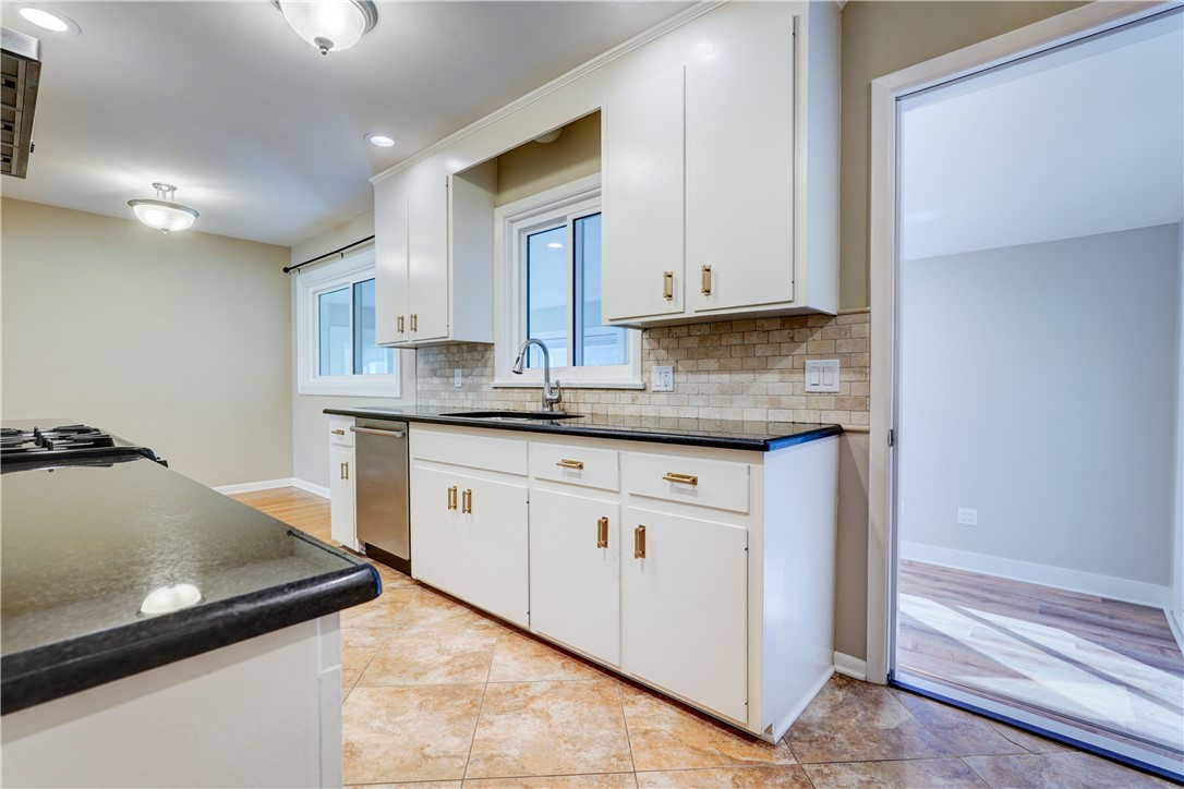 317 Tobin Road Pittsford, NY 14467 - Photo 7 of 37