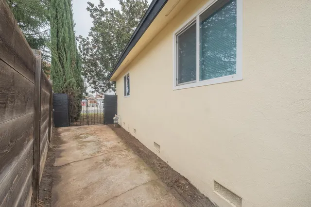 a view of backyard of the house