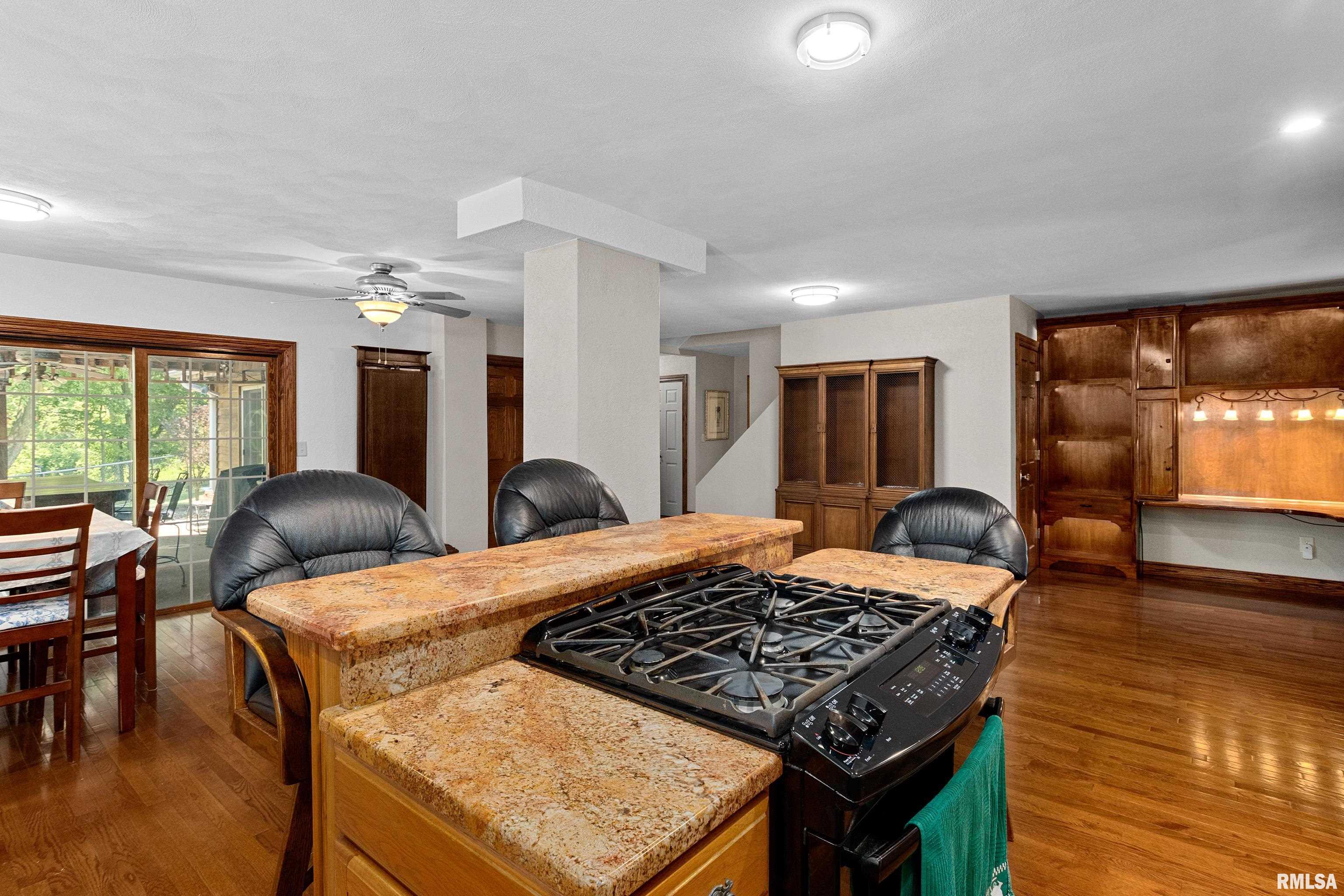 1106 East Mossville Road Peoria, IL 61615 - Photo 9 of 47 Gallery Image 9