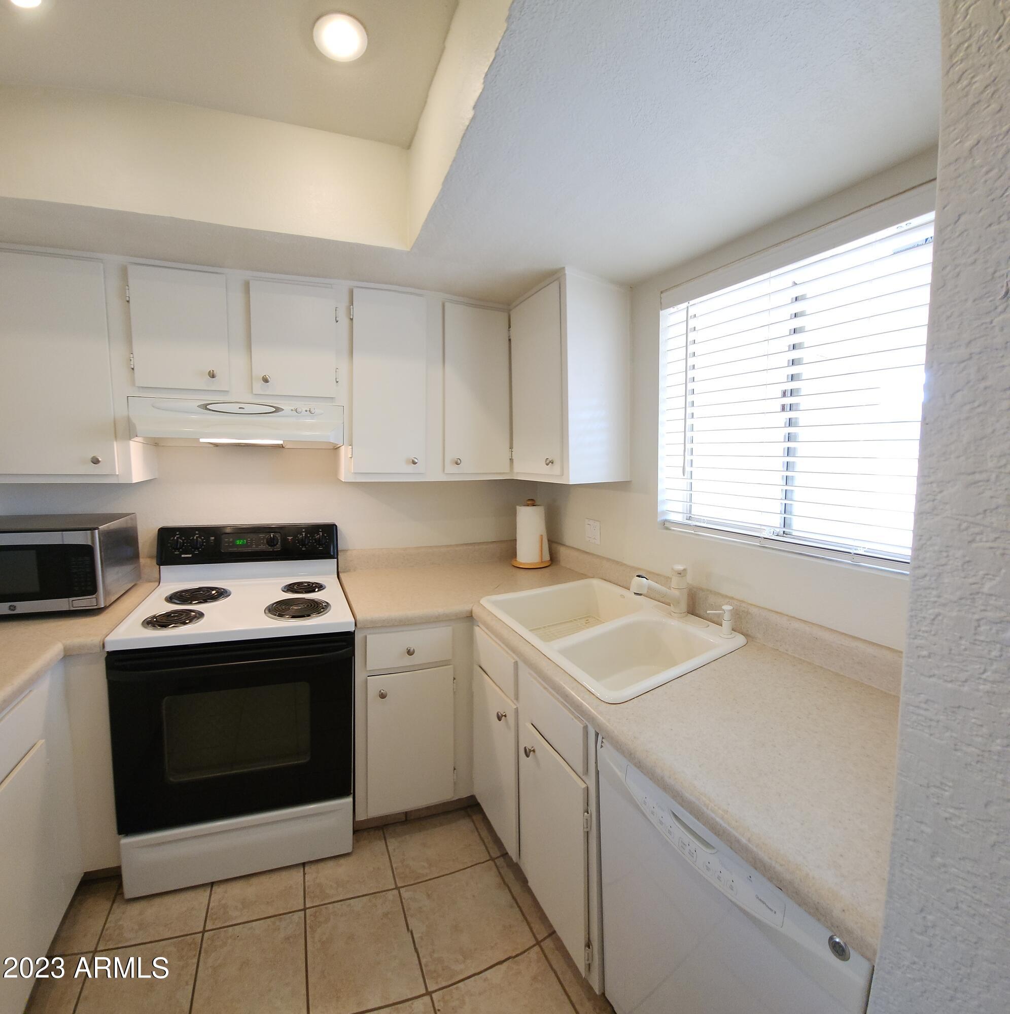 4150 East Cactus Road, Unit 101 Phoenix, AZ 85032 - Photo 5 of 27 KITCHEN
