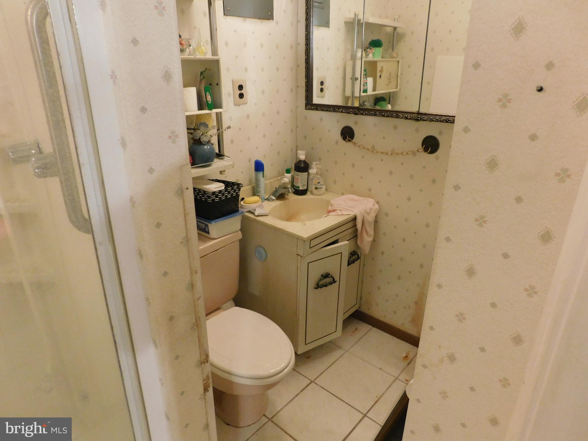 1646 Naturo Road Baltimore, MD 21286 - Photo 8 of 35 Main Level Full Bath