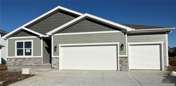 $469,950 | 501 Northeast Newport Court, Blue Springs, MO 64014