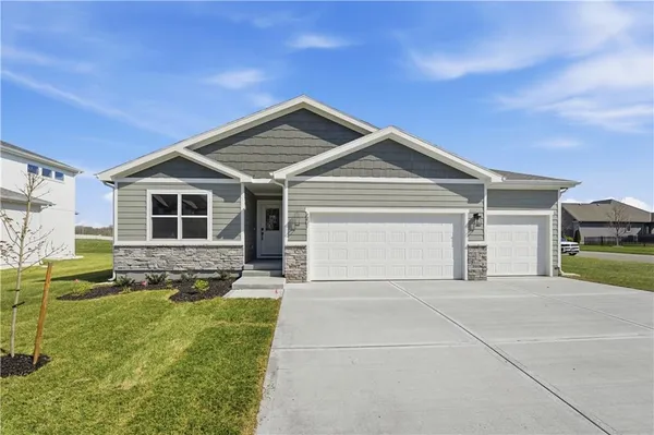 $469,950 | 501 Southwest Newport Drive, Blue Springs, MO 64014