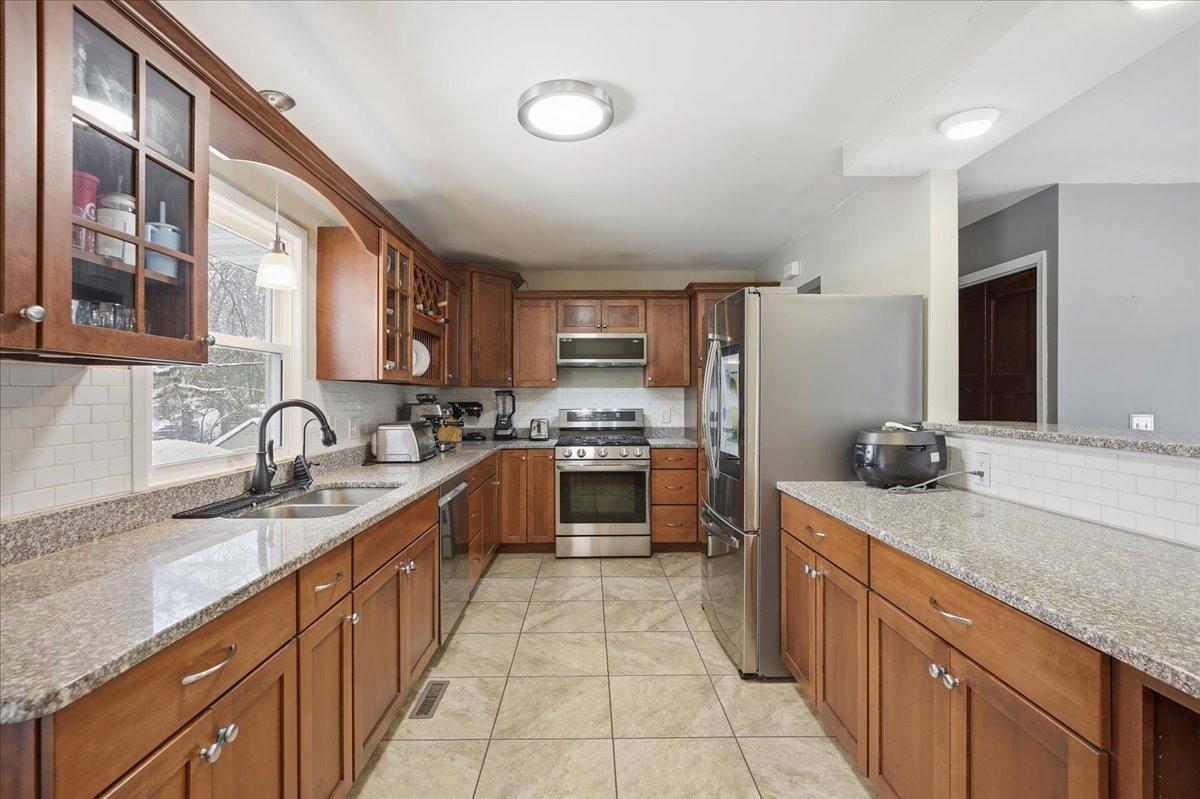 7048 Montrose Road Woodbury, MN 55125 - Photo 8 of 30