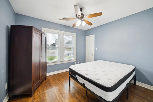 a view of a livingroom with a workspace