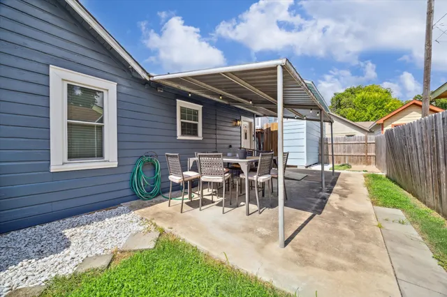 a view of a house with backyard and sitting area