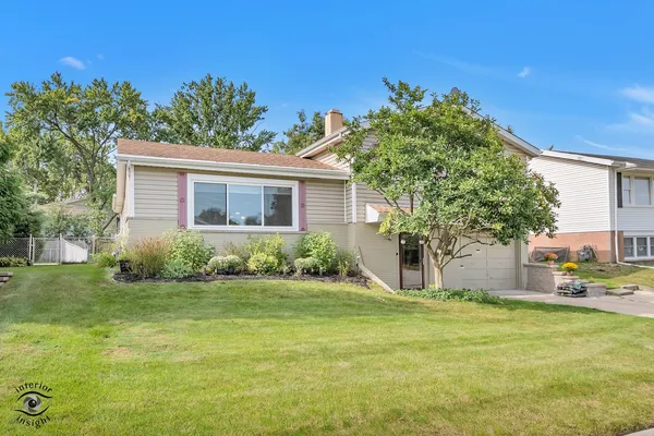 $345,700 | 8838 Oakwood Drive, Hickory Hills, IL 60457