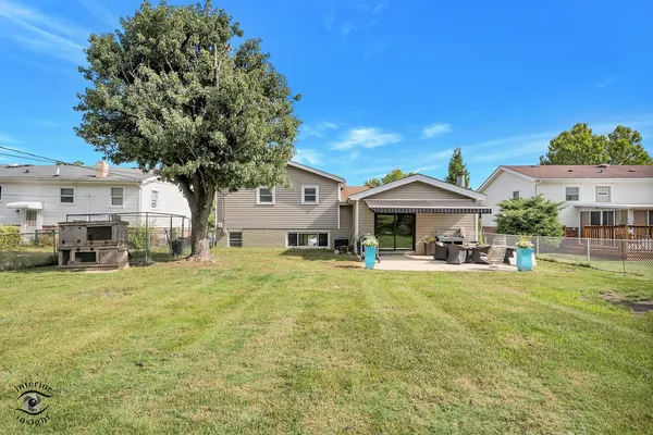 $345,700 | 8838 Oakwood Drive, Hickory Hills, IL 60457