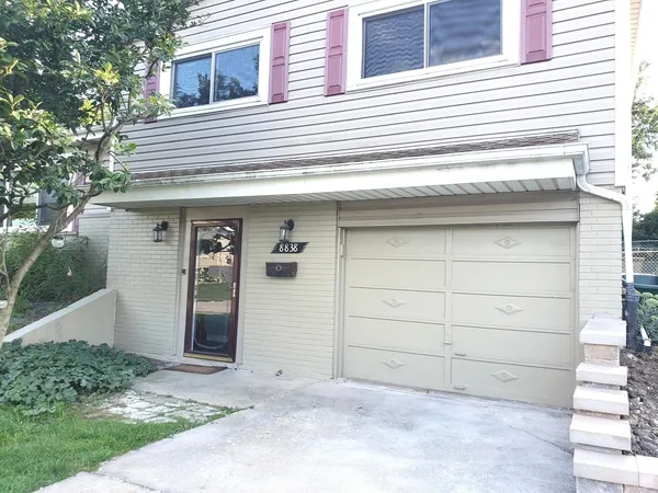 $345,700 | 8838 Oakwood Drive, Hickory Hills, IL 60457
