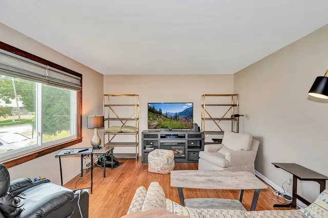 $349,900 | 8838 Oakwood Drive, Hickory Hills, IL 60457