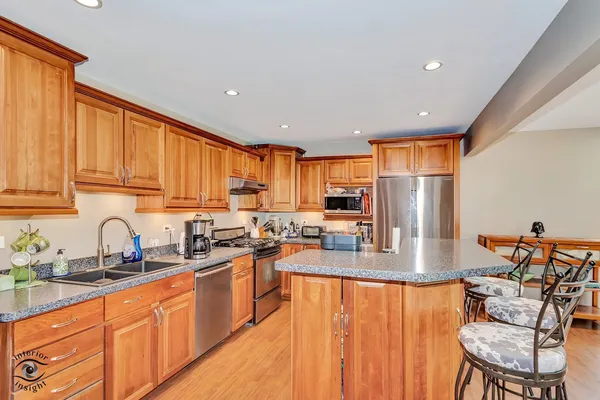 $345,700 | 8838 Oakwood Drive, Hickory Hills, IL 60457