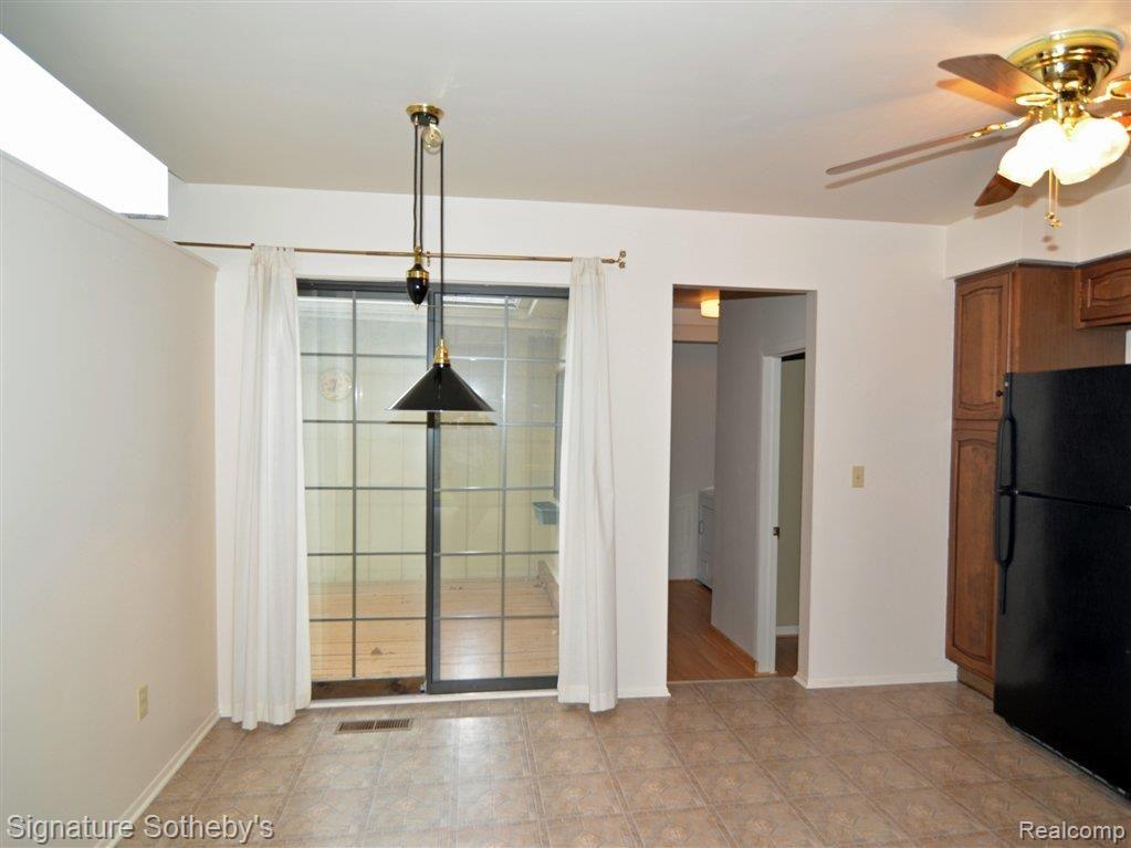 17 Kirks Court, Unit 64 Rochester, MI 48309 - Photo 4 of 10 17 Kirks Dinette.jpg