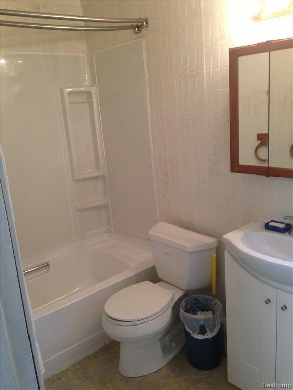 24512 Pennsylvania Road Taylor, MI 48180 - Photo 9 of 10 photo 5 (4).JPG