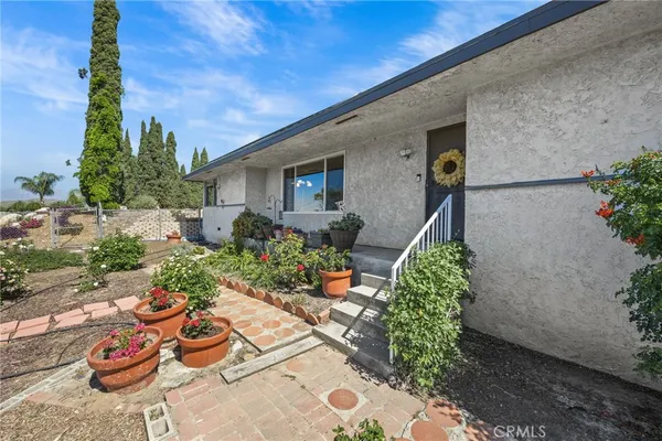 a view of a house with a backyard
